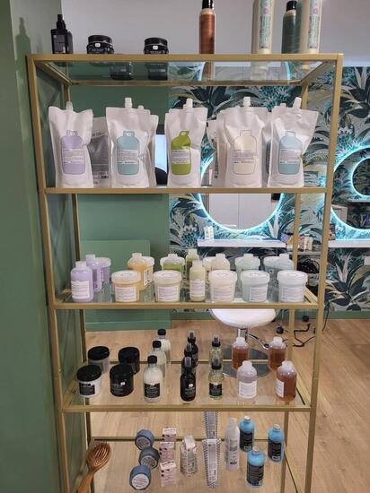 Étagère de produits bio du salon Coiff & Bio