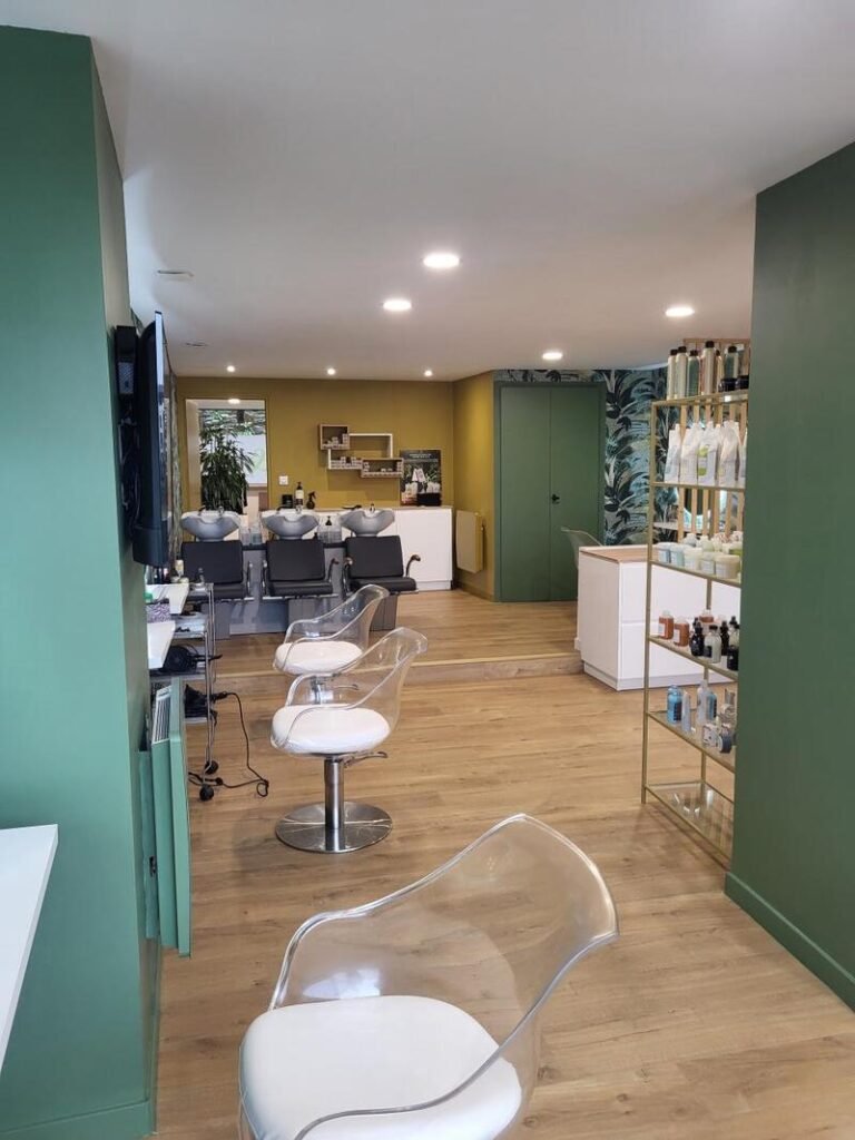 Le salon Coiff & Bio vu depuis l’entrée, murs vert sapin et parquet clair