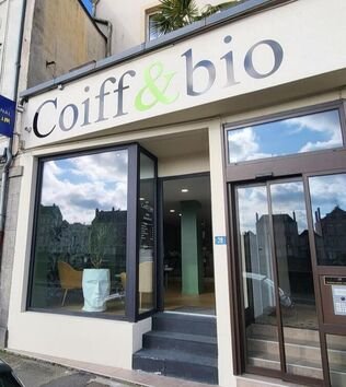 Vitrine du salon Coiff & Bio, 28 quai Jehan Fouquet à Laval
